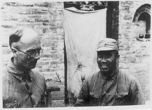 Michael Lindsay (林迈可) and General Zhu De (Chu Teh 朱德), at Zhu De's headquarters, Taihang Shan, September 1939