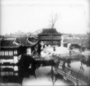 Men posed beside gongshi (供石) with bird cages, and a zigzag bridge, Huxinting (湖心亭), Shanghai