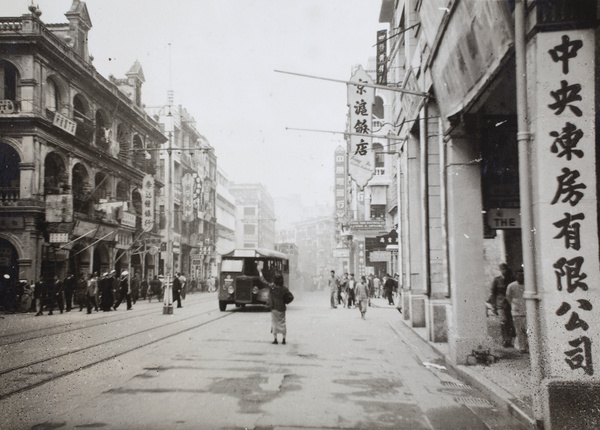 Hailing a bus, Des Voeux Road Central, Hong Kong, 1945