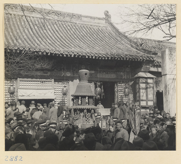 Crowd outside Bai yun guan at New Year's