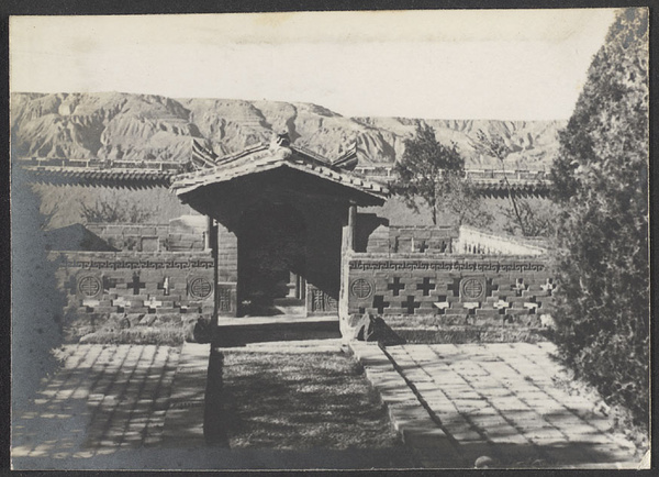 Pingliang, Kansu.  [Kumpei of Mu.]  The mausole[u]m.
