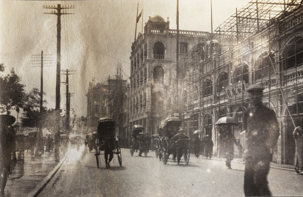 Rickshaws passing a building under construction, The Bund, Guangzhou (廣州)