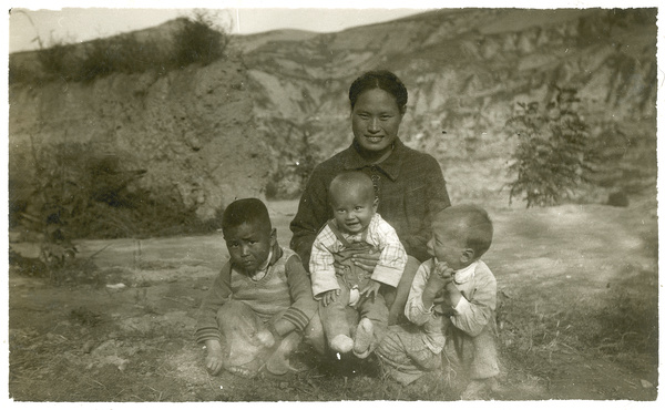 Hsiao Li Lindsay (李效黎) with three toddlers, Yan'an (延安)