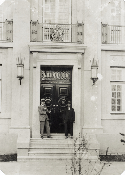 Two men by the entrance to the British Consulate, Harbin (哈爾濱)