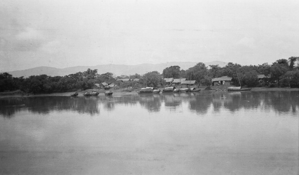 Village and junks on the Kan River, Poyang Lake (赣)