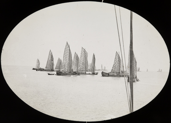 Junks in full sail, probably in the Xiang River (湘江 Xiang jiang)