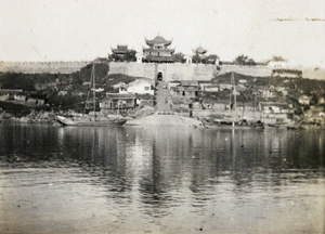Gate, steps and city wall, Yueyang (岳阳市) and Dongting Lake (洞庭湖)