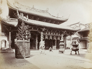 Three men by the main hall, Tian Fei Gong (天妃宫 / Tianfei Palace), a Mazu Temple, Ningbo (宁波市)
