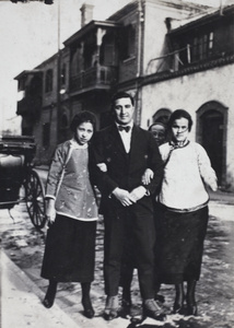 Charles Hutchinson with three women, Shanghai