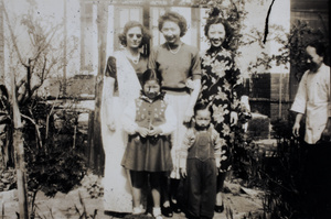 Gladys Hutchinson with unidentified women, children and amah