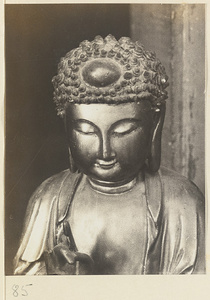 Detail showing the head and shoulders of a statue of Buddha at Tan zhe si
