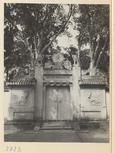 Gate with relief panels at Gang Tie miao