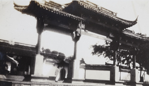 Pailou on landing stage and entrance to the Yue Fei Temple, West Lake (Xihu), Hangzhou