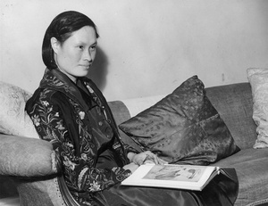 Hsiao Li Lindsay (李效黎) on a sofa holding an art book, at Balliol College, Oxford