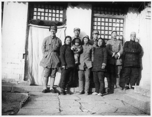 The Lindsey family with Commander Guo (二分区郭司令员), Zhao Erfu,  and others, Qian Tan, Jinchaji
