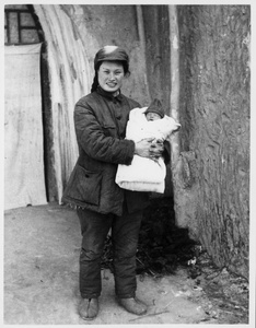 Hsiao Li Lindsay (李效黎) with Erica Lindsay, well wrapped up and wearing a woollen hat, 1942