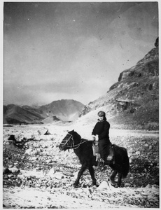 Hsiao Li Lindsay (李效黎) on a pony in mountains near Pingxi
