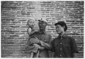 Michael Lindsay (林迈可) and Hsiao Li Lindsay (李效黎), with baby Jim Lindsay, Yan'an (延安)