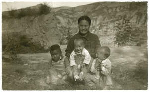 Hsiao Li Lindsay (李效黎) with three toddlers, Yan'an (延安)