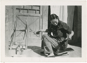 Hsiao Li Lindsay (李效黎) spinning wool or cotton, Yan'an (延安)