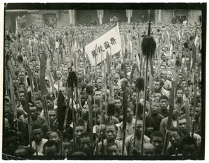 Gathering of soldiers and other men with spears, pikes, and a banner