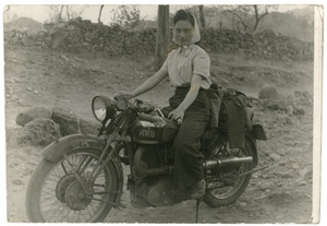 Hsiao Li Lindsay (李效黎) on Michael Lindsay's HRD motorbike, 1941