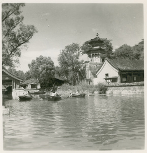 Rowing boats near the Gate Tower of Cloud-Retaining Eaves, Kunming Lake, Summer Palace, Beijing (北京)
