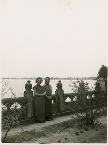 Hsiao Li Lindsay (李效黎) and another woman, Lake Kunming, Summer Palace, Beijing (北京)