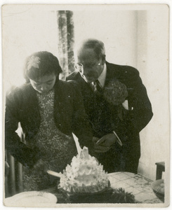 Qi Enhao's wife cutting the wedding cake