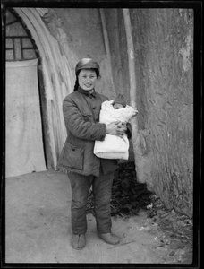 Hsiao Li Lindsay (李效黎) with Erica Lindsay, well wrapped up and wearing a woollen hat, Jinchaji, 1942