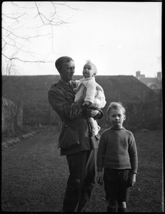 Alexander Dunlop Lindsay, with Anna Lindsay and Michael Lindsay, England, c.1915