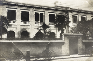 Rickshaws in front of house in Peking Road belonging to the British Consulate General, Shanghai (上海)