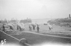 Workers carrying cargo, Hankow