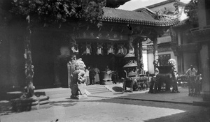 A group by the main hall, Tian Fei Gong (天妃宫 / Tianfei Palace), a Mazu Temple, Ningbo (宁波市)
